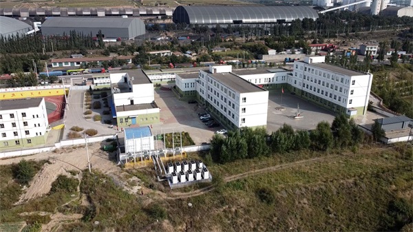 華天成(cheng)空氣(qi)能(néng)熱泵設(shè)備(bei)：學(xué)校供暖的(de)明智選擇